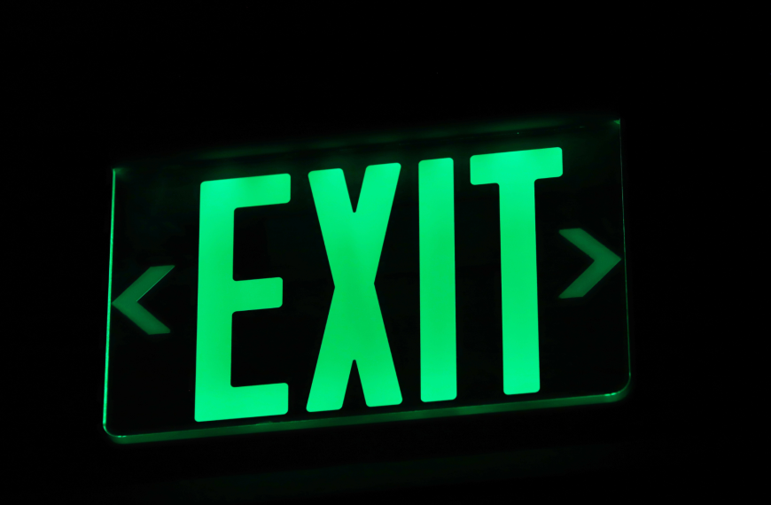“Should I EXIT?” — Why Exiting in the Middle Is a Trader’s Trap